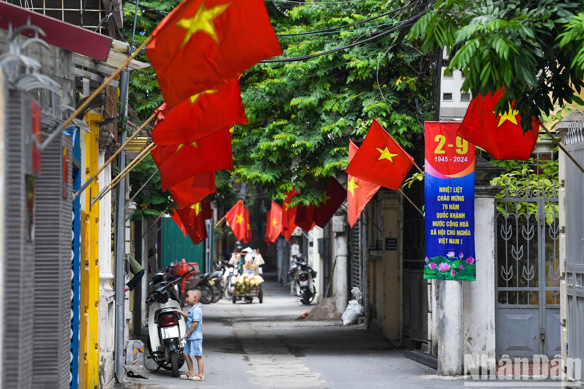 Un callejón en la calle de Nguyen Viet Xuan, del distrito de Thanh Xuan, irradia la atmósfera festiva.