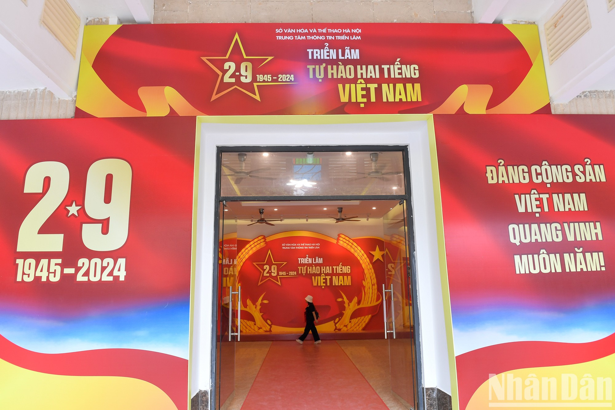 Una exposición sobre el orgullo nacional abierta en la calle de Trang Tien, del distrito de Hoan Kiem.