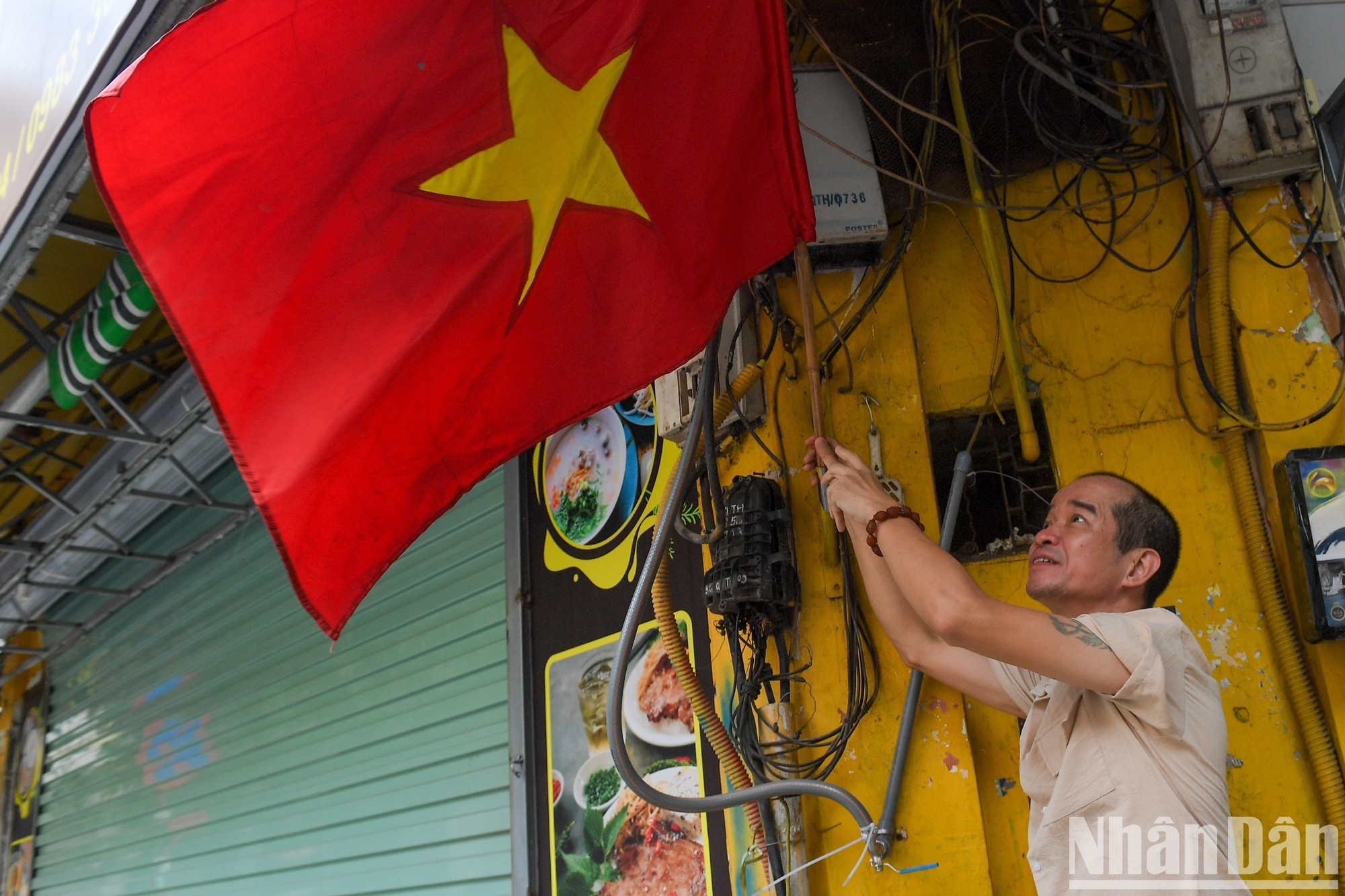 Es de costumbre izar la bandera nacional en ocasiones especiales como estas.