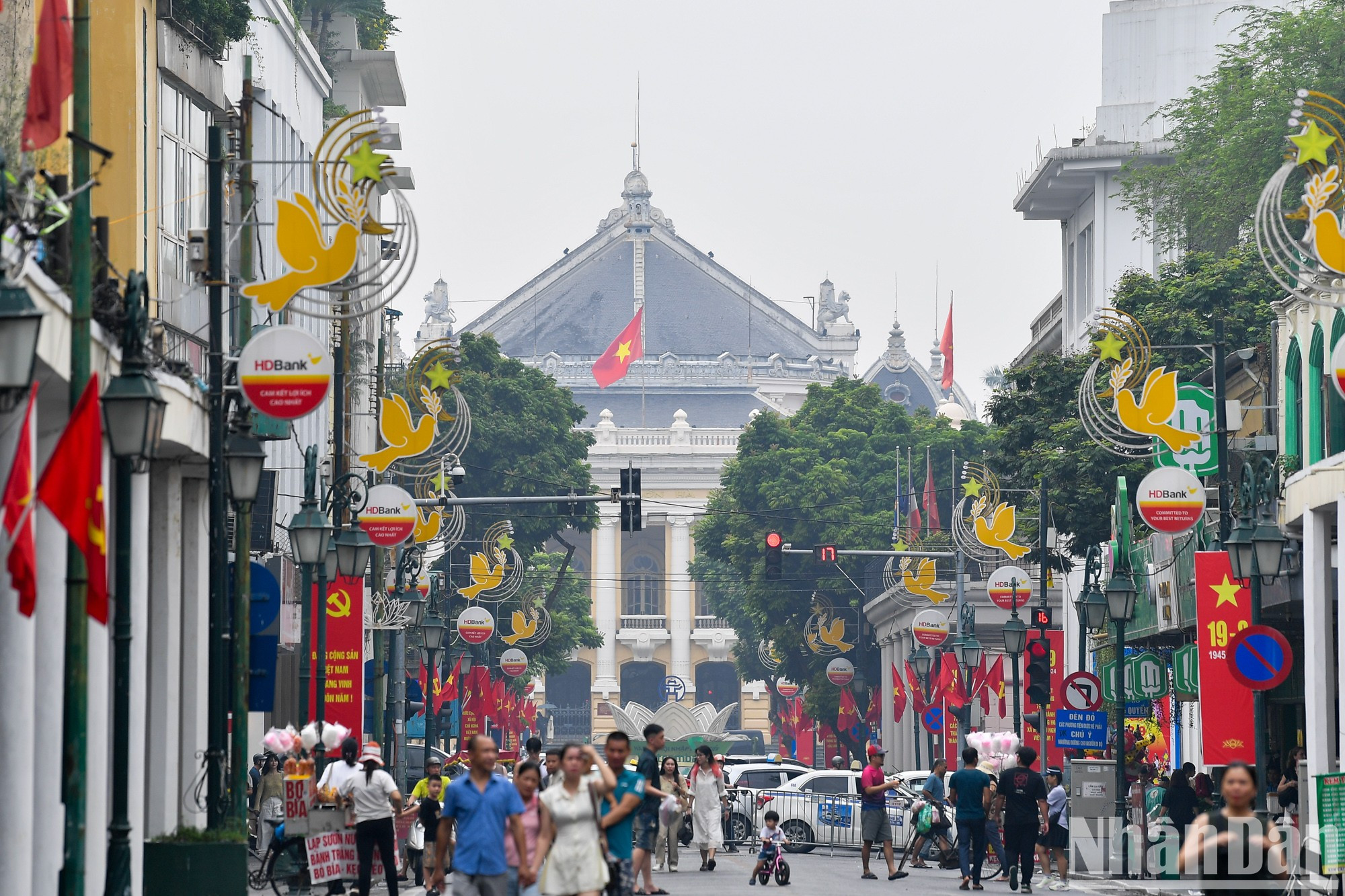 Las calles en el centro de la ciudad listas para la Fiesta Nacional.