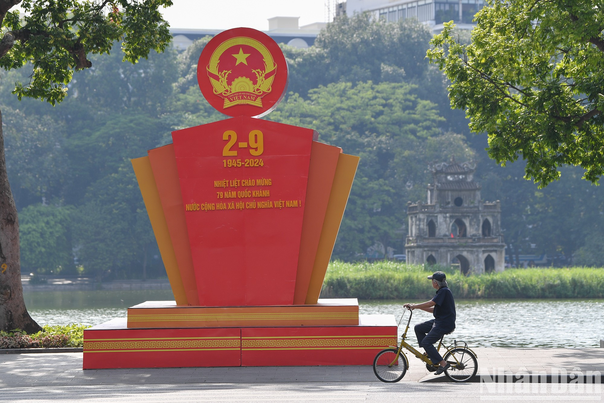 En ocasión del 79 aniversario de la Revolución de Agosto y del Día de la Independencia, Hanói ha instalado grupos de obras informativas, carteles, eslóganes y pancartas en áreas céntricas, instituciones públicas y lugares de concentración masiva.