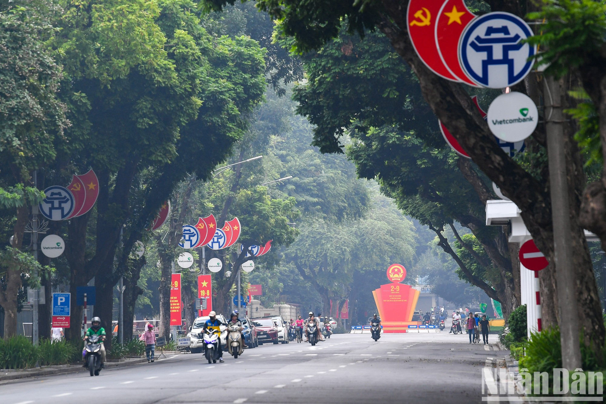 Imperante color rojo de banderolas y eslóganes en las calles capitalinas.