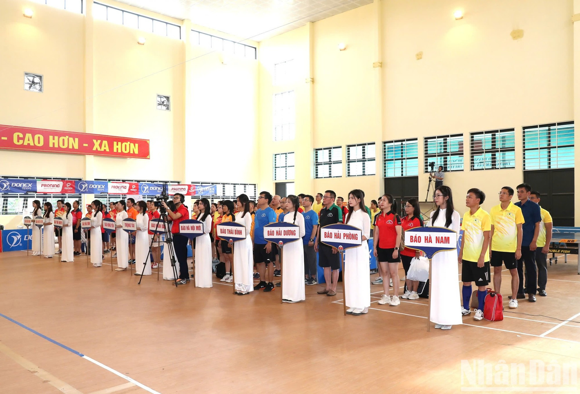 La competición, de carácter tradicional, es organizada de manera rotativa por las agencias periodísticas del Partido en la región norteña. Este año, participan casi cien raquetistas procedentes de los periódicos Nhan Dan (órgano central del Partido), Ha Noi Moi (órgano del Comité del Partido en la capital, Hanói), Kinh te & Do thi (órgano del Comité Popular de Hanói), junto con los diarios del Partido en la ciudad de Hai Phong y las provincias de Ha Nam, Thai Nguyen, Hai Duong, Bac Ninh, Hung Yen, Lang Son, Thai Binh y Hoa Binh. La competición, de carácter tradicional, es organizada de manera rotativa por las agencias periodísticas del Partido en la región norteña. Este año, participan casi cien raquetistas procedentes de los periódicos Nhan Dan (órgano central del Partido), Ha Noi Moi (órgano del Comité del Partido en la capital, Hanói), Kinh te & Do thi (órgano del Comité Popular de Hanói), junto con los diarios del Partido en la ciudad de Hai Phong y las provincias de Ha Nam, Thai Nguyen, Hai Duong, Bac Ninh, Hung Yen, Lang Son, Thai Binh y Hoa Binh.