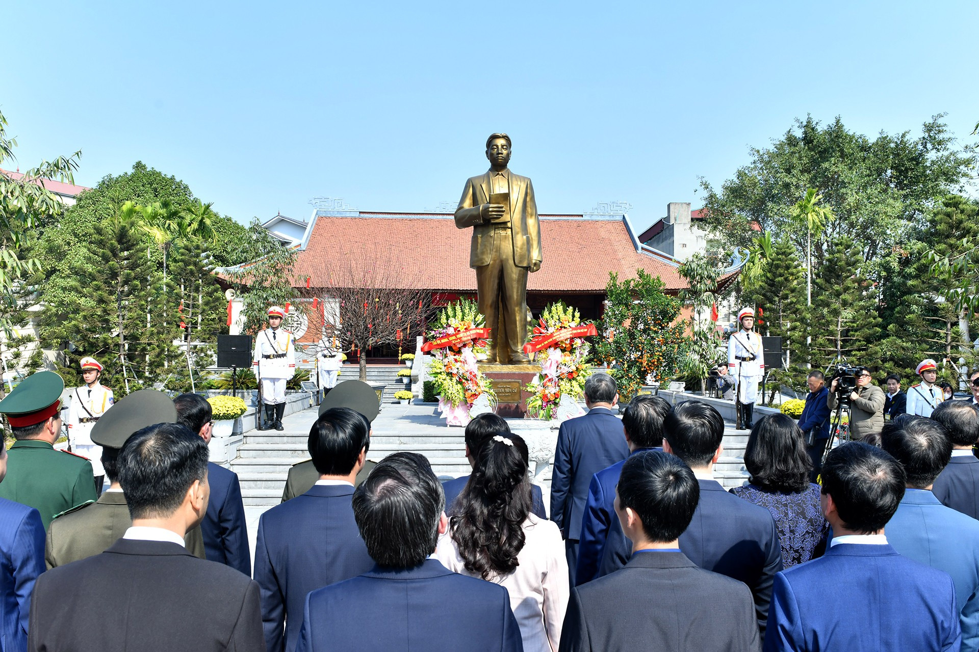 El acto se realiza en la Zona Conmemorativa dedicada al difunto político en la ciudad de Tu Son. El acto se realiza en la Zona Conmemorativa dedicada al difunto político en la ciudad de Tu Son.