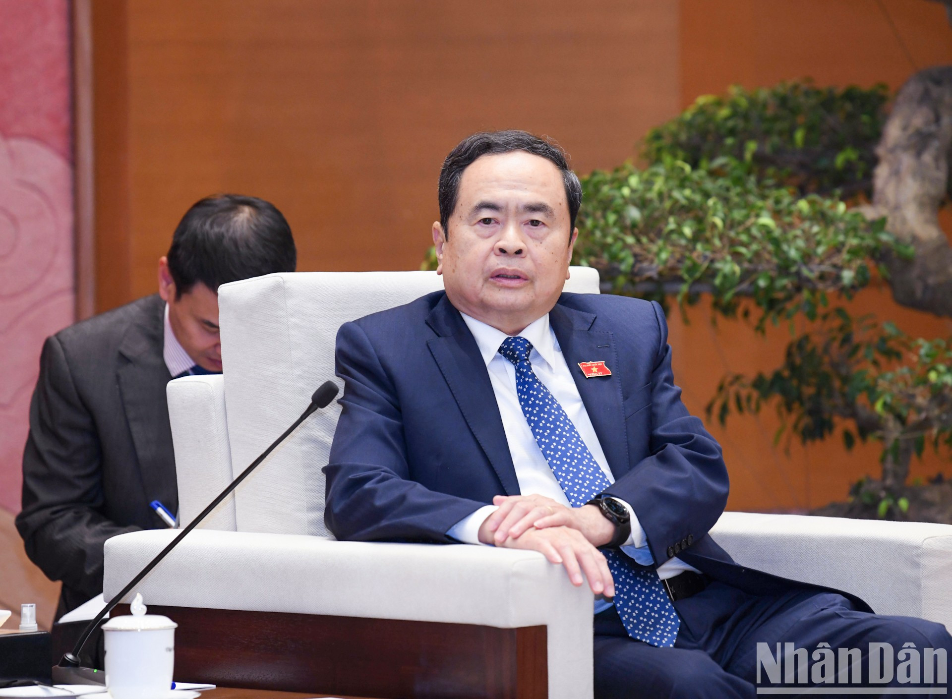 El dirigente parlamentario habla en la reunión. El dirigente parlamentario habla en la reunión.