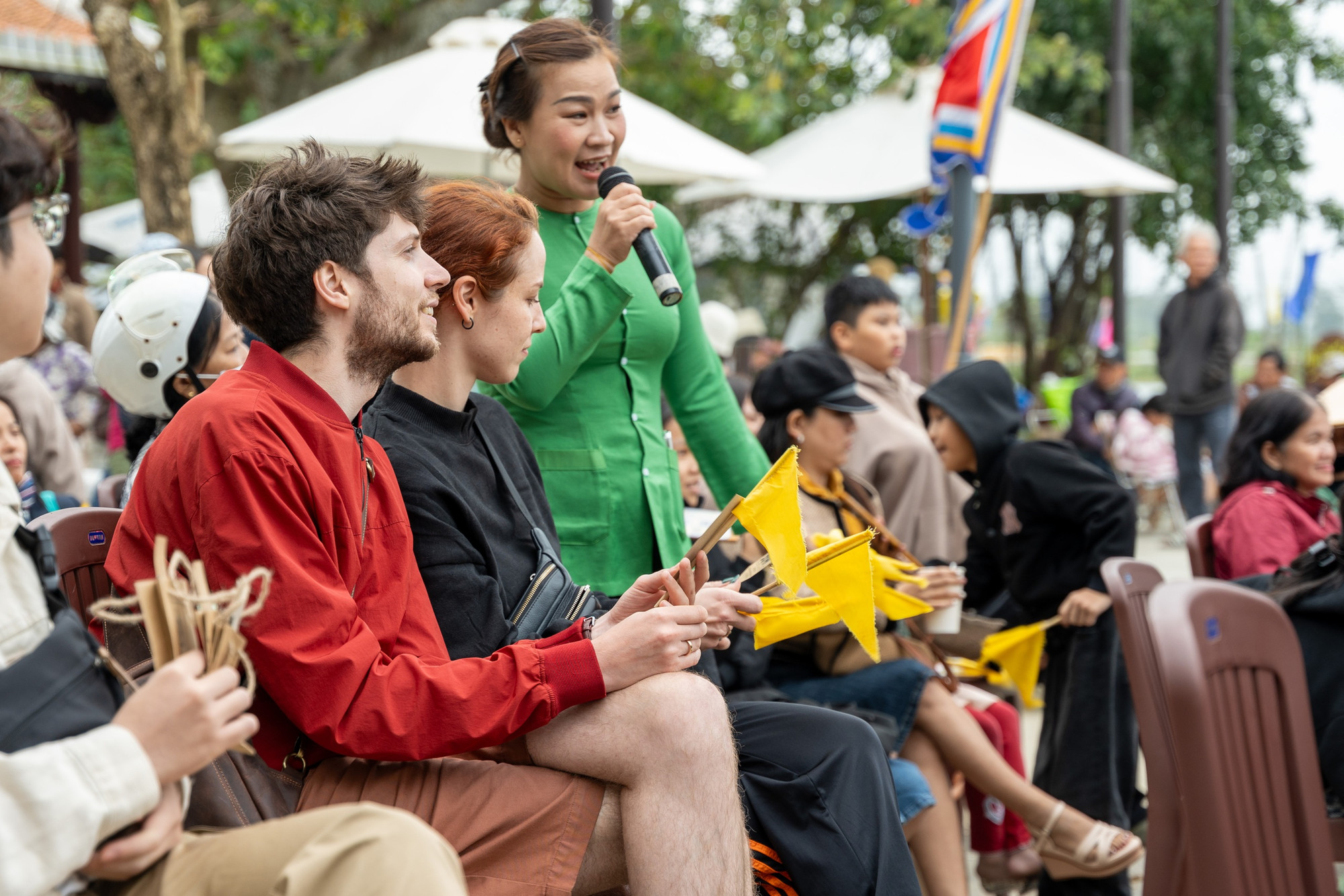 Los turistas se unen al “bai choi” (género de arte folclórico que combina canto y juego de cartas).