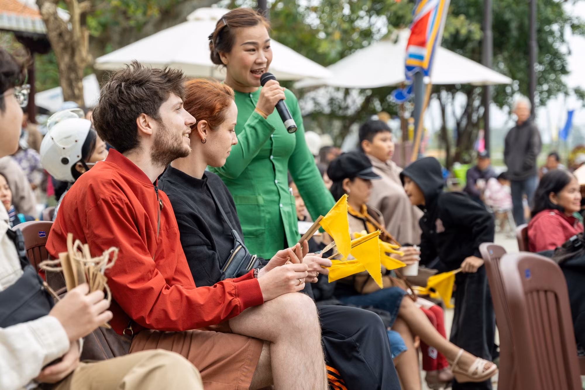 Los turistas se unen al “bai choi” (género de arte folclórico que combina canto y juego de cartas).