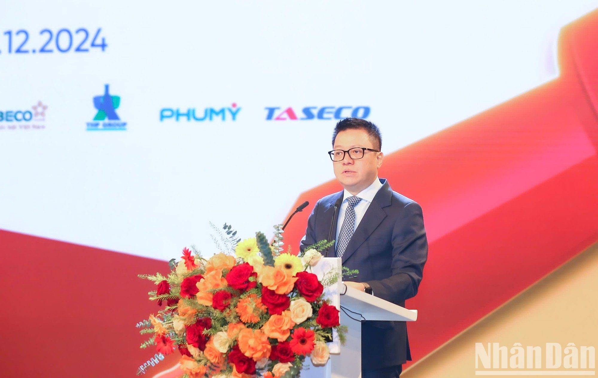 Le Quoc Minh, miembro del Comité Central (CC) del Partido Comunista de Vietnam, subjefe de la Comisión de Comunicación y Educación del CC, presidente-editor del periódico Nhan Dan y presidente de la APV, interviene en el acto. Le Quoc Minh, miembro del Comité Central (CC) del Partido Comunista de Vietnam, subjefe de la Comisión de Comunicación y Educación del CC, presidente-editor del periódico Nhan Dan y presidente de la APV, interviene en el acto.