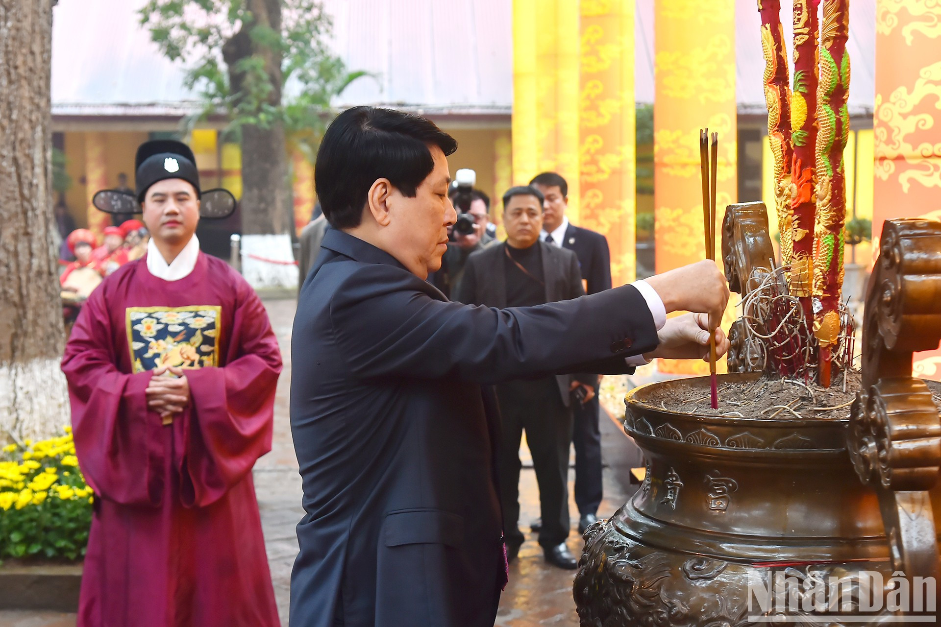 El jefe de Estado coloca inciensos. El jefe de Estado coloca inciensos.