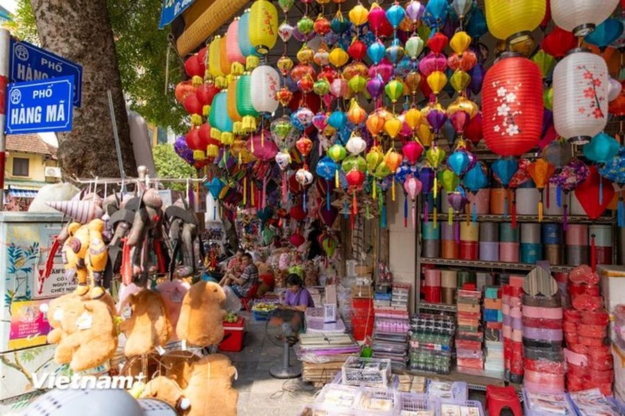La calle de Hang Ma no es sólo un lugar que atrae a los residentes de Hanói, sino también un destino atractivo para los turistas, especialmente durante los días feriados. Miles de productos coloridos expuestos a ambos lados de la calle crean una atmósfera alegre y vibrante. La calle de Hang Ma no es sólo un lugar que atrae a los residentes de Hanói, sino también un destino atractivo para los turistas, especialmente durante los días feriados. Miles de productos coloridos expuestos a ambos lados de la calle crean una atmósfera alegre y vibrante.