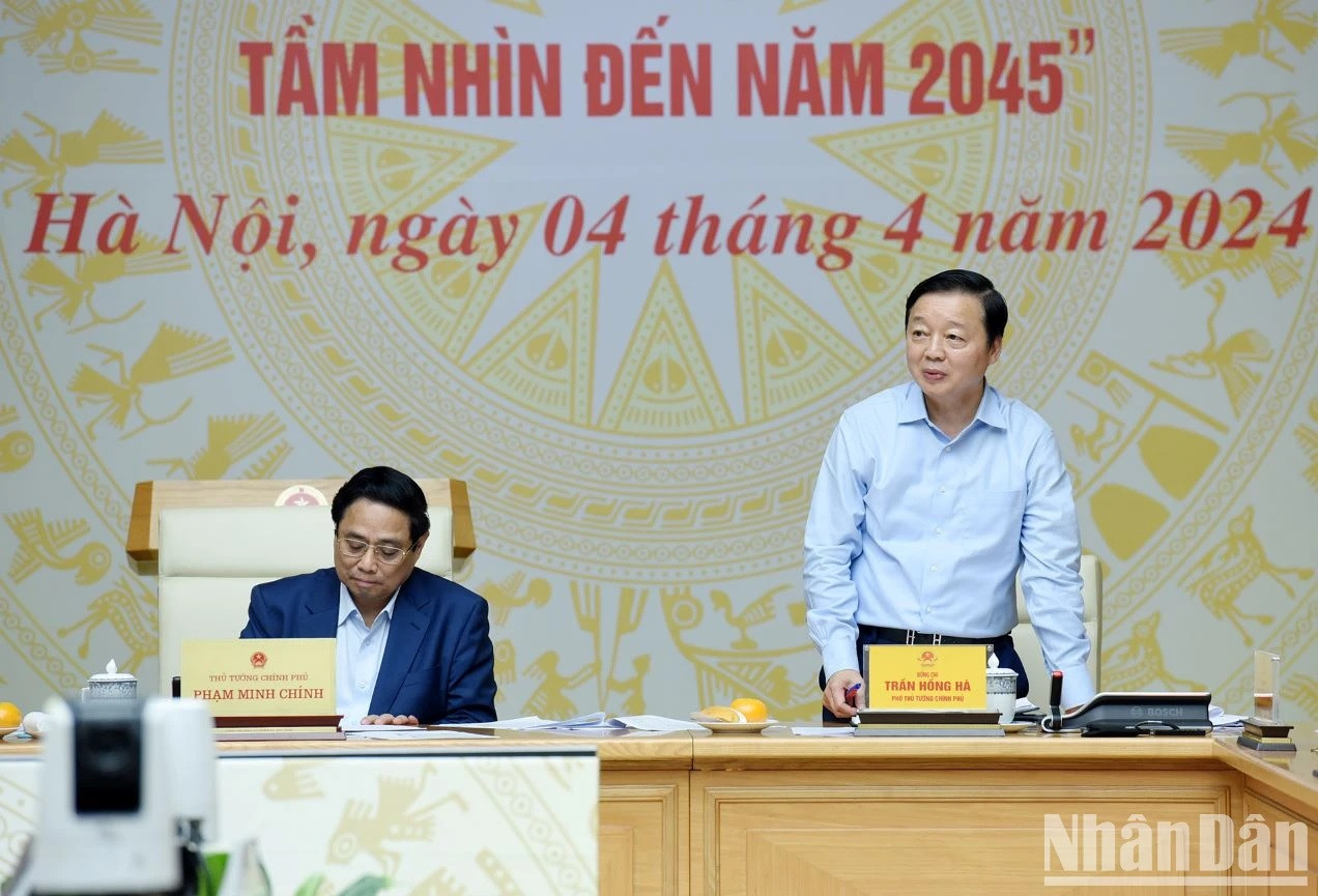 El viceprimer ministro y subtitular del mencionado comité, Tran Hong Ha, dirige una sesión de debate. El viceprimer ministro y subtitular del mencionado comité, Tran Hong Ha, dirige una sesión de debate.