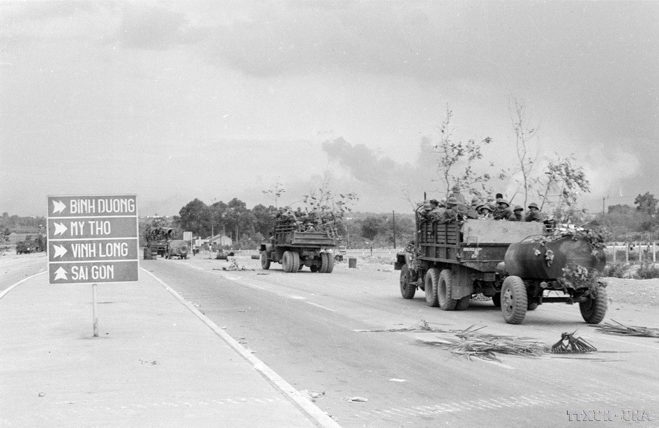 El Ejército de Liberación avanza hacia Saigón por la carretera de Bien Hoa.