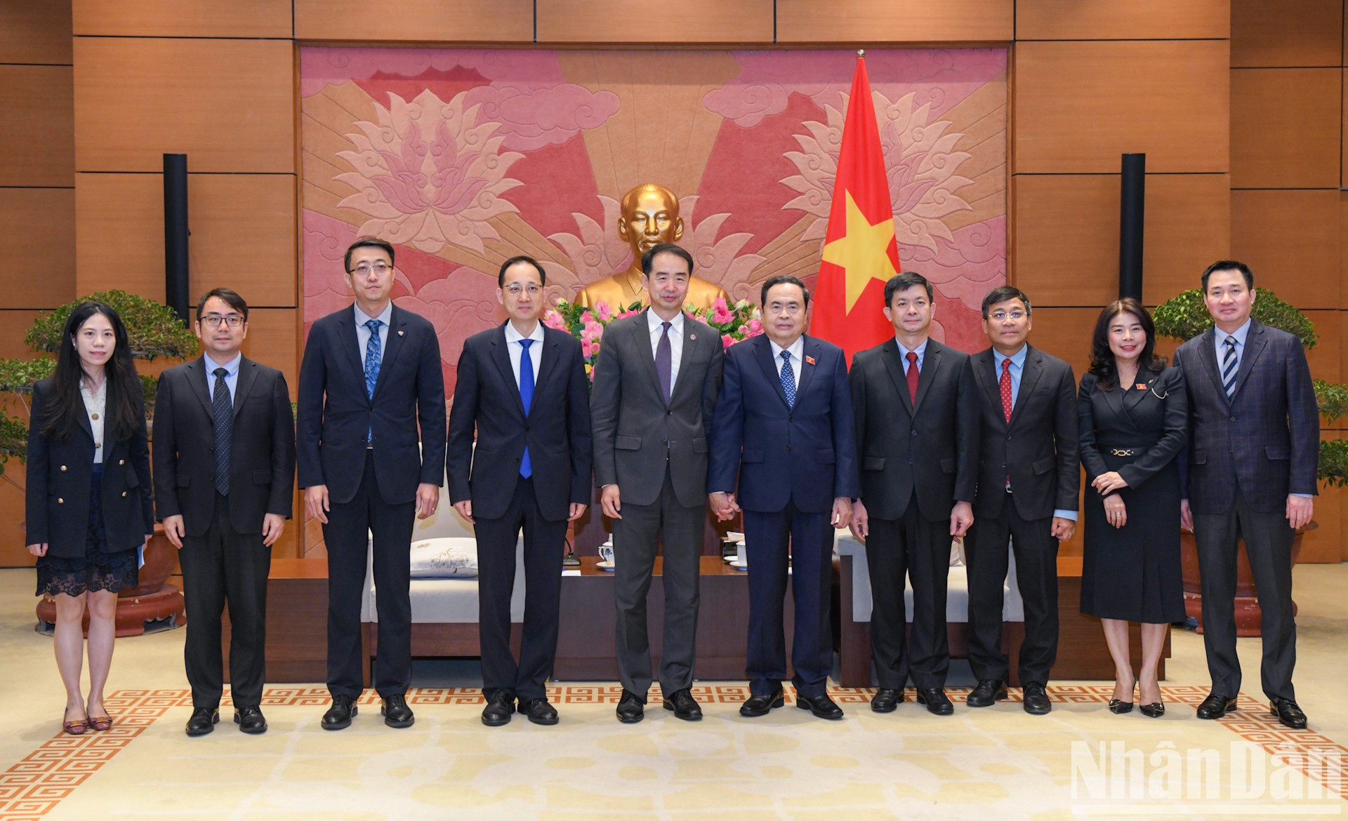 Los delegados de ambas partes posan para fotos. Los delegados de ambas partes posan para fotos.