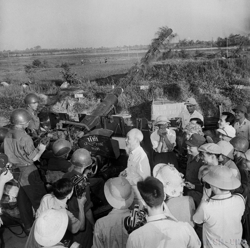 El Presidente Ho Chi Minh visita a las tropas de artillería antiaérea encargadas de proteger la capital (25 de septiembre de 1966).