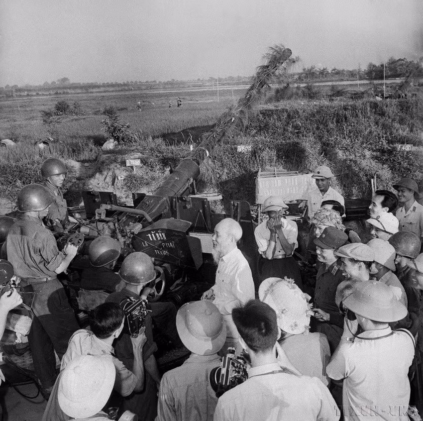 El Presidente Ho Chi Minh visita a las tropas de artillería antiaérea encargadas de proteger la capital (25 de septiembre de 1966).