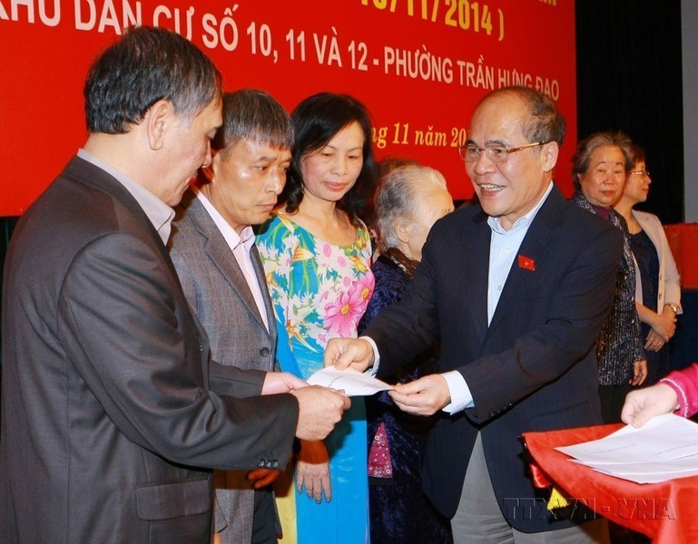 El presidente de la Asamblea Nacional, Nguyen Sinh Hung, entrega obsequios a familias culturales típicas en la Fiesta de Gran Unidad Nacional entre las zonas residenciales números 10, 11 y 12, distrito de Tran Hung Dao, Hanói, en 2014. El presidente de la Asamblea Nacional, Nguyen Sinh Hung, entrega obsequios a familias culturales típicas en la Fiesta de Gran Unidad Nacional entre las zonas residenciales números 10, 11 y 12, distrito de Tran Hung Dao, Hanói, en 2014.