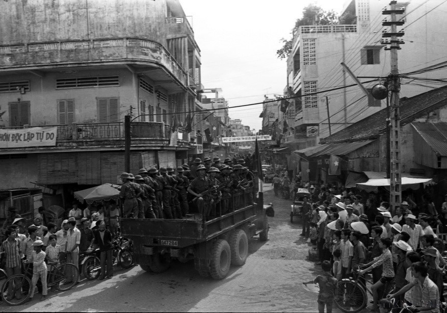 Las fuerzas de liberación de la División 304 avanzan por la calle de Thi Nghe, entrando en la ciudad de Saigón en la mañana del 30 de abril de 1975.