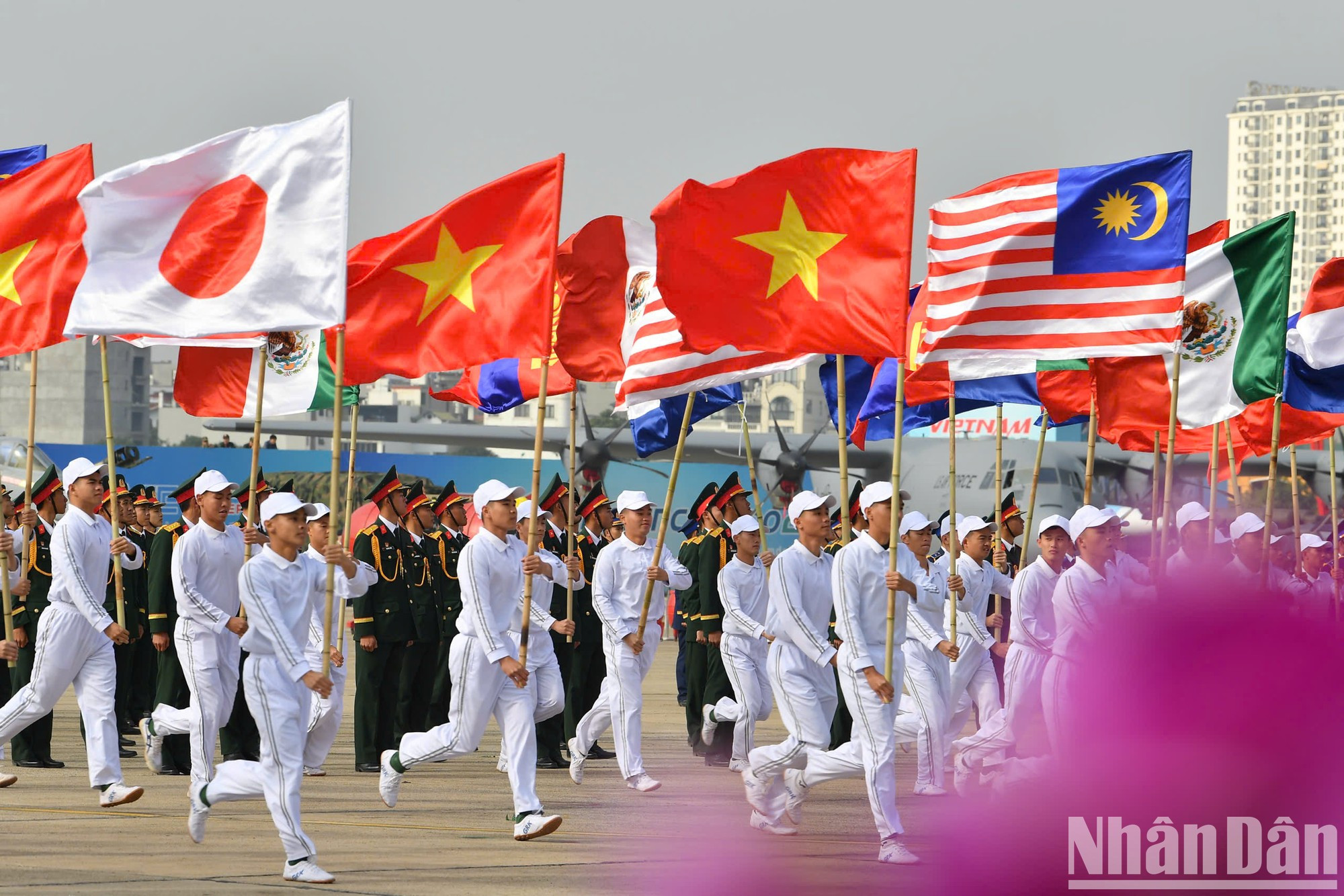 La muestra comienza con actuaciones artísticas. La muestra comienza con actuaciones artísticas.