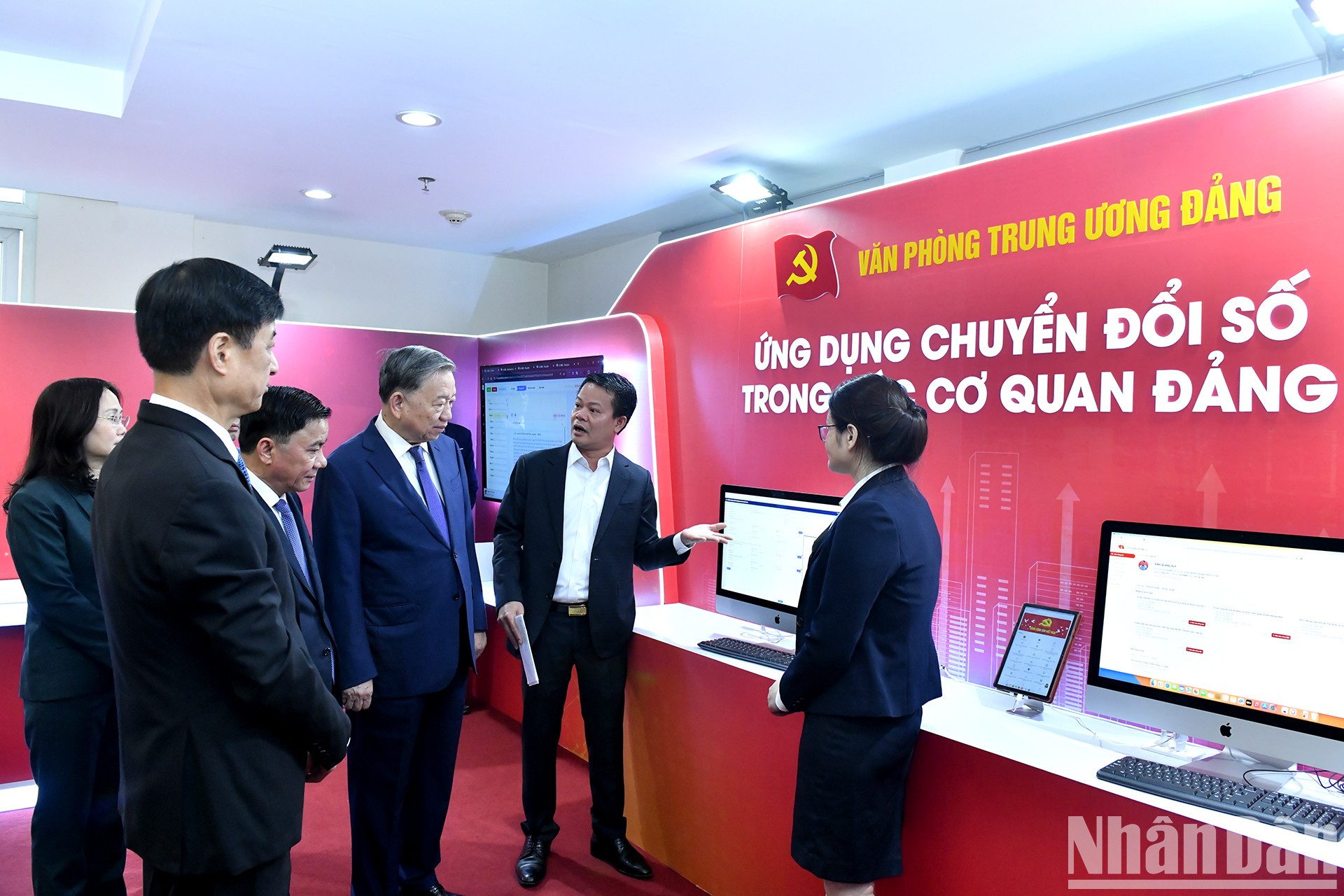 El dirigente del PCV recorre una zona expositiva sobre la transformación digital en los organismos del Partido. El dirigente del PCV recorre una zona expositiva sobre la transformación digital en los organismos del Partido.
