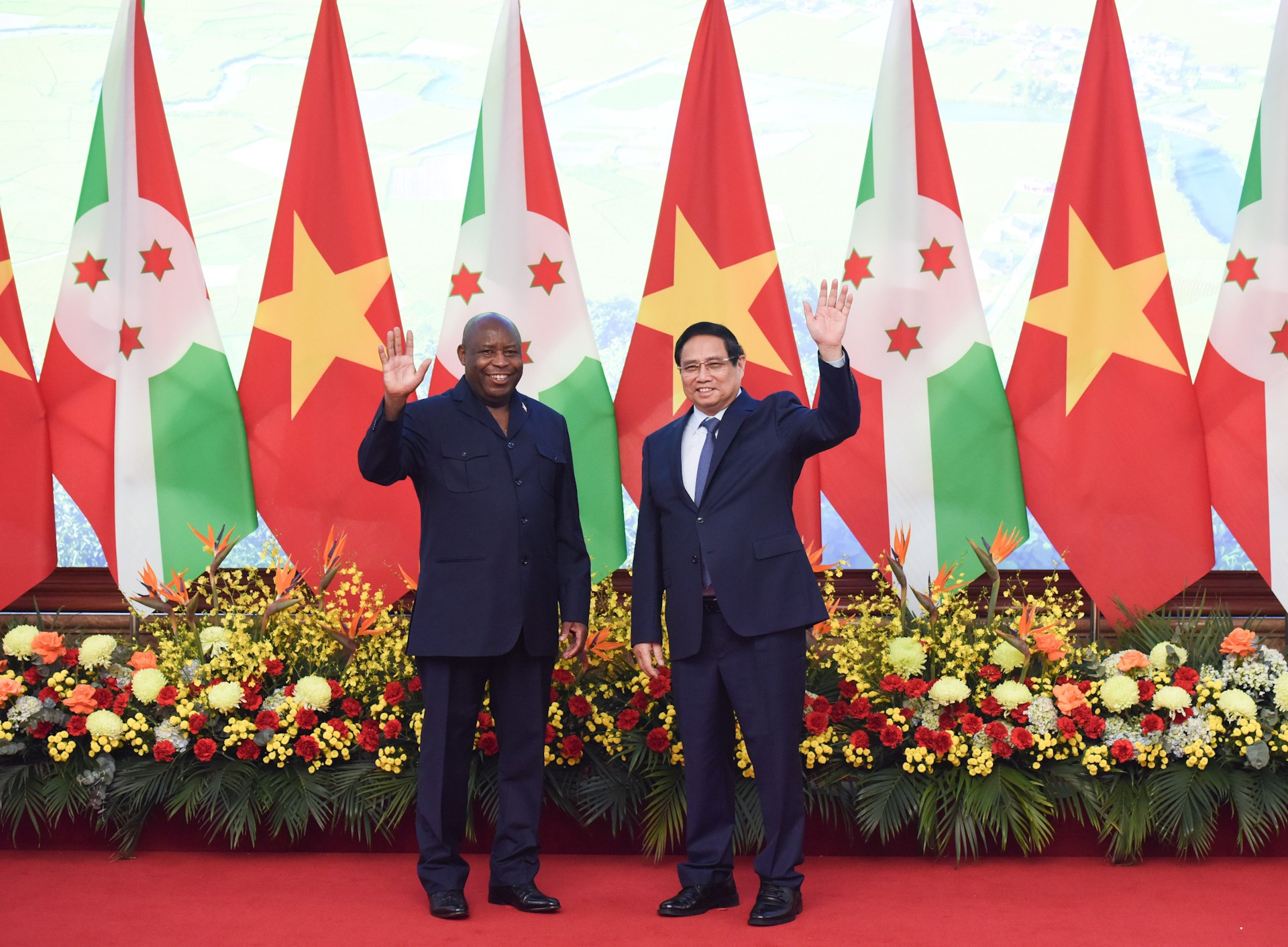 El jefe de Gobierno vietnamita y el mandatario burundés saludan a los medios. El jefe de Gobierno vietnamita y el mandatario burundés saludan a los medios.