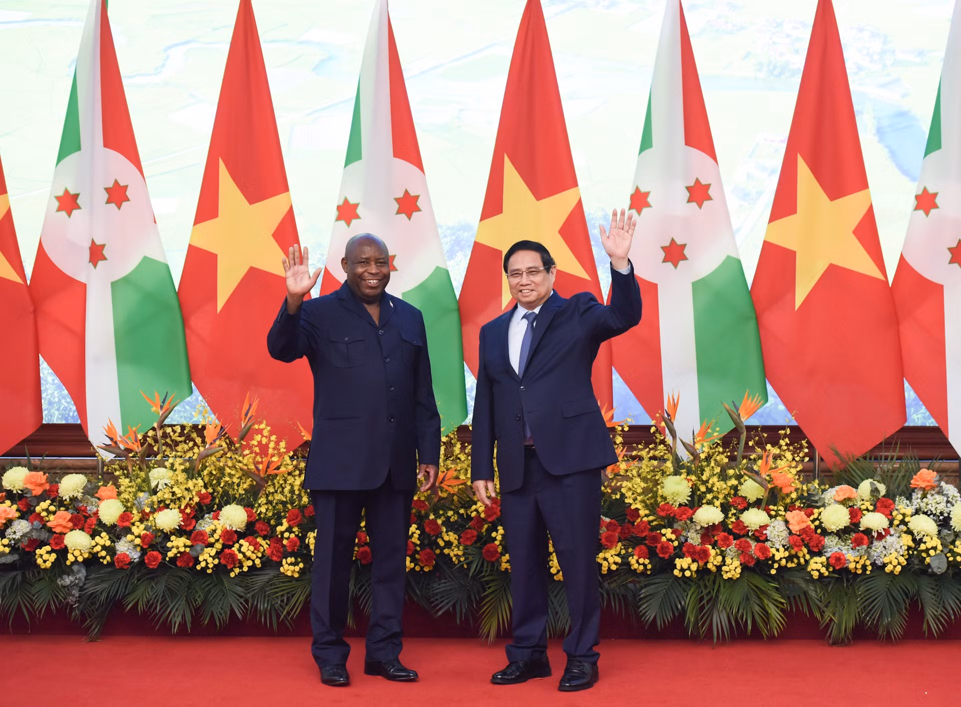 El jefe de Gobierno vietnamita y el mandatario burundés saludan a los medios.