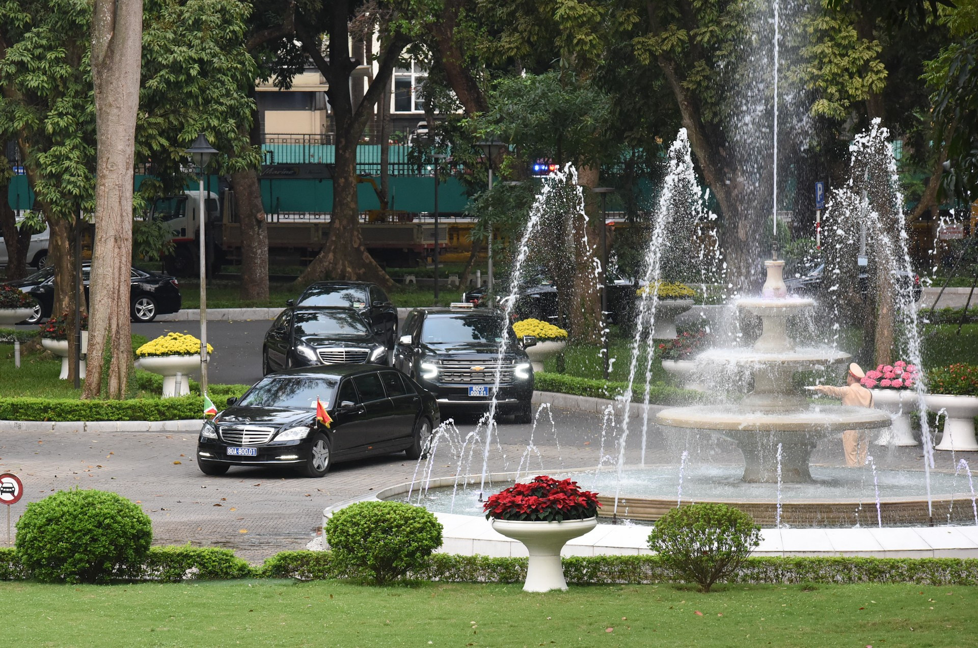 El convoy del presidente Évariste Ndayishimiye entra en el recinto de la Oficina Gubernamental en Hanói. El convoy del presidente Évariste Ndayishimiye entra en el recinto de la Oficina Gubernamental en Hanói.
