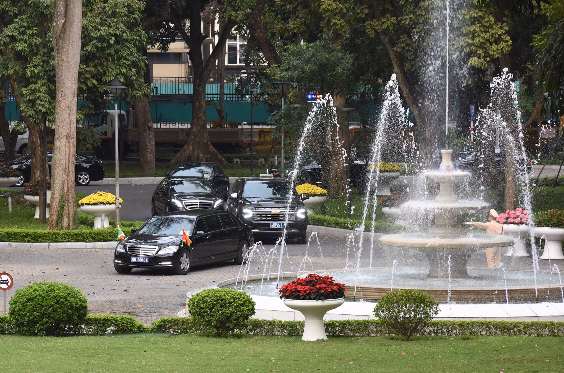 El convoy del presidente Évariste Ndayishimiye entra en el recinto de la Oficina Gubernamental en Hanói.