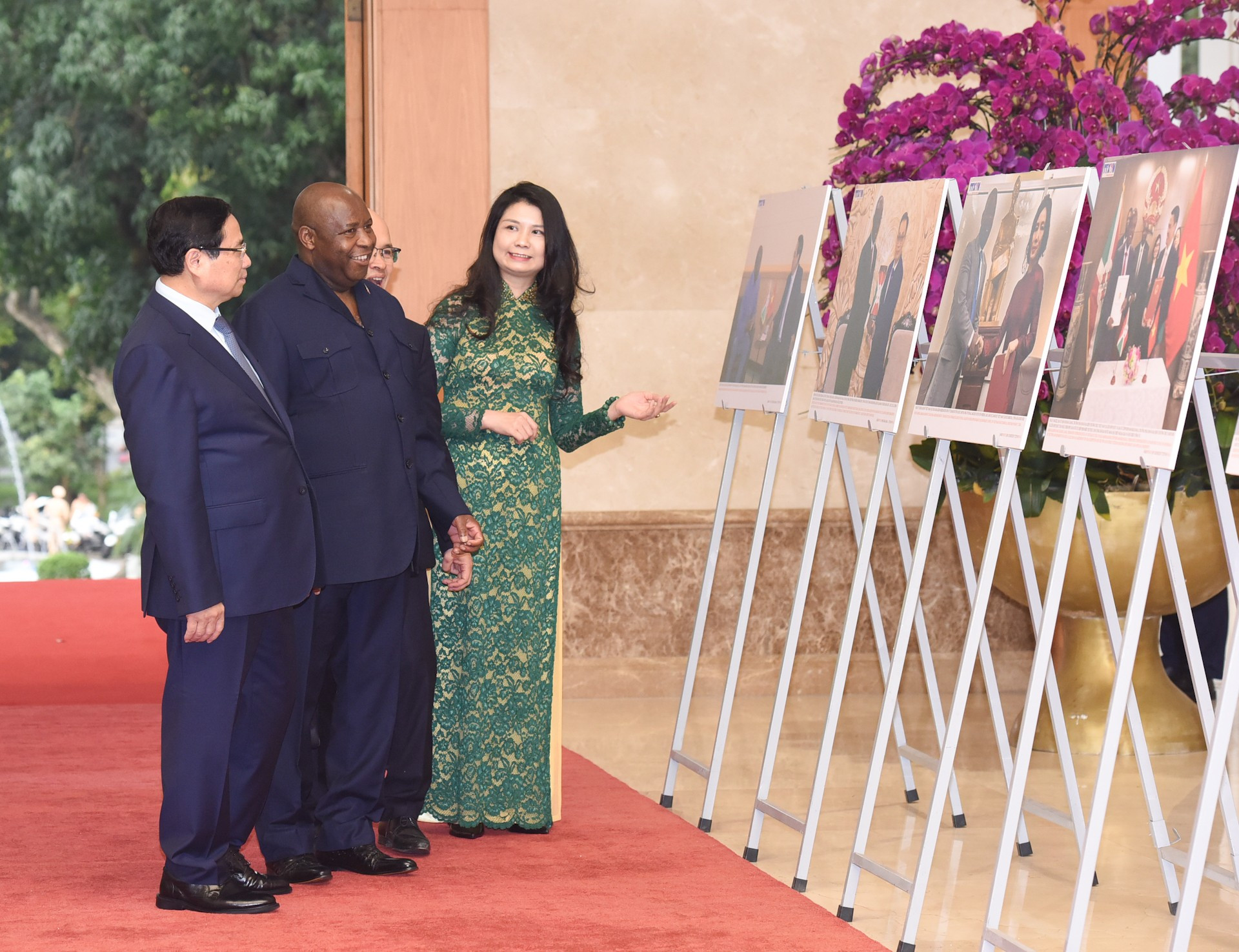 Los dos dirigentes ojean imágenes sobre la cooperación binacional. Los dos dirigentes ojean imágenes sobre la cooperación binacional.