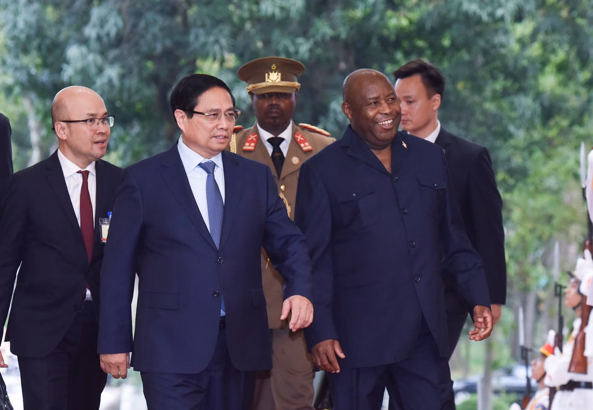 El premier Pham Minh Chinh y el presidente Évariste Ndayishimiye.