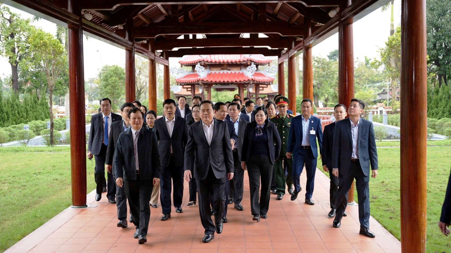 La actividad tiene como objetivo conmemorar el 80 aniversario de la fundación del Ejército Popular de Vietnam y los 35 años del Día de Defensa de todo el pueblo, así como en ocasión de su visita de trabajo a Thua Thien-Hue para anunciar la Resolución de la Asamblea Nacional sobre reconocimiento a la provincia como ciudad bajo administración central.