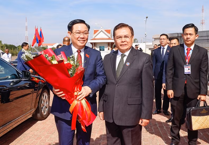 Vuong Dinh Hue está en Laos hasta el 7 de este mes para asistir a dicha reunión y realizar una visita de trabajo en el país.