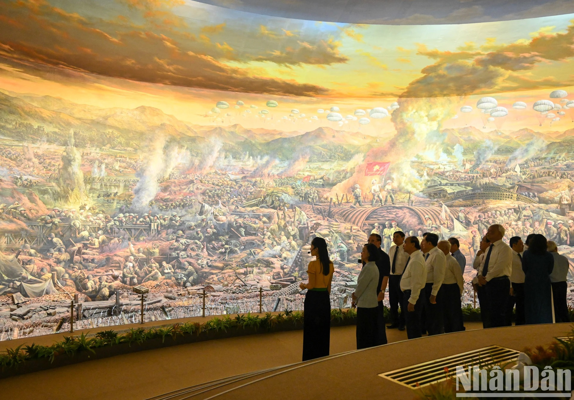 Los delegados observan la pintura panorámica “Campaña de Dien Bien Phu” en el Museo.