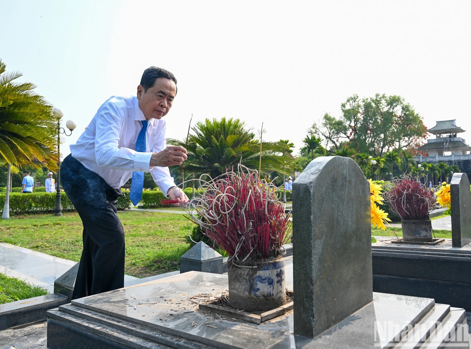 El compañero Tran Thanh Man coloca inciensos.