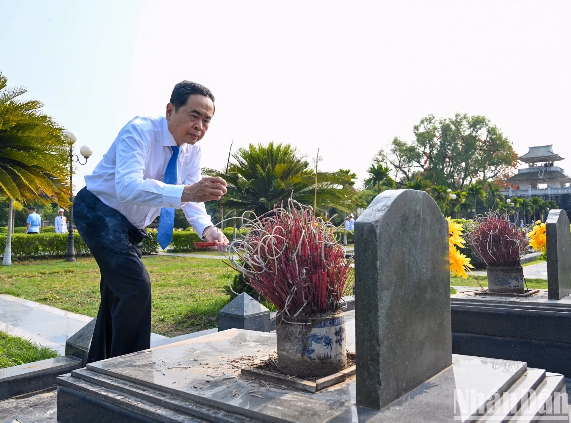 El compañero Tran Thanh Man coloca inciensos.