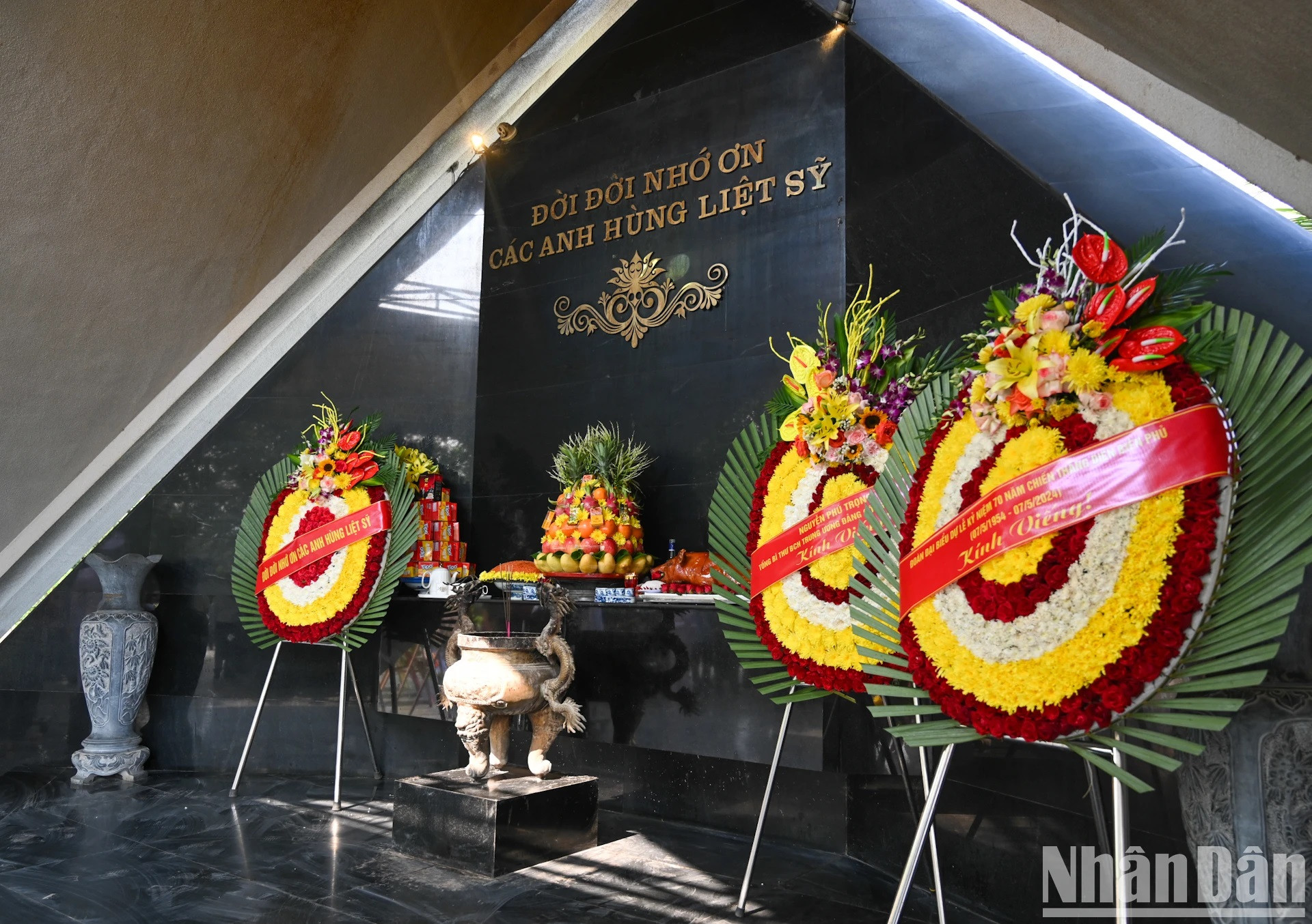 El secretario general del Partido Comunista de Vietnam (PCV), Nguyen Phu Trong, envía una ofrenda floral en homenaje a los combatientes caídos.