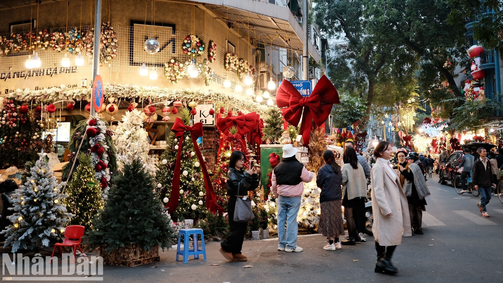 Hang Ma, en el casco antiguo de Hanói, siempre atrae a lugareños y visitantes con su encanto y bullicio cada vez que se aproxima la Navidad. Hang Ma, en el casco antiguo de Hanói, siempre atrae a lugareños y visitantes con su encanto y bullicio cada vez que se aproxima la Navidad.
