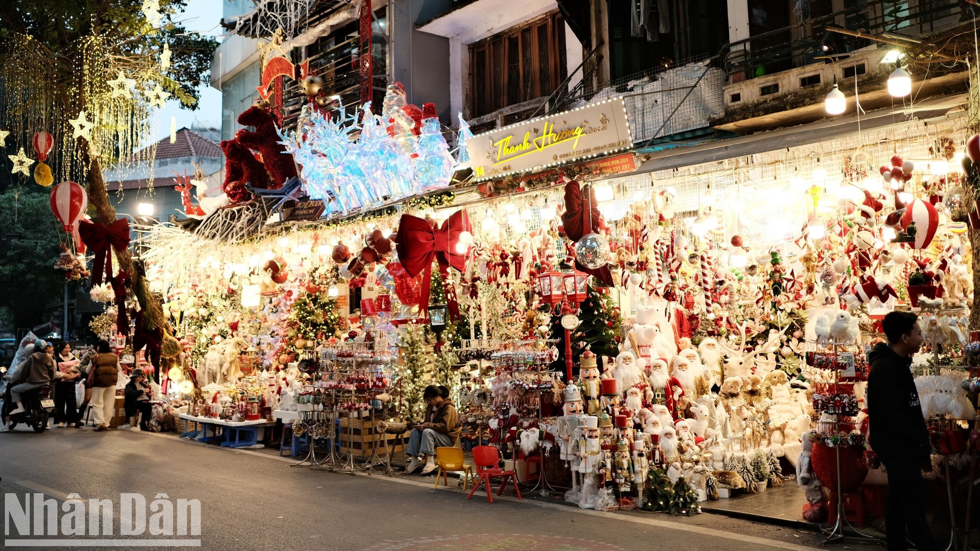 La calle de los juguetes nunca defrauda y siempre maravilla a la gente. Además de productos convencionales como árboles de Navidad, coronas de laurel o figuras de Papá Noel, este año se lanzan al mercado ornamentos de estilo vintage y europeo. La calle de los juguetes nunca defrauda y siempre maravilla a la gente. Además de productos convencionales como árboles de Navidad, coronas de laurel o figuras de Papá Noel, este año se lanzan al mercado ornamentos de estilo vintage y europeo.