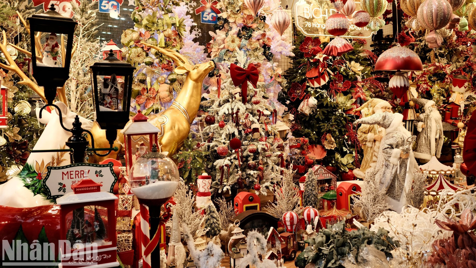 La llegada del invierno coincide con el inicio de la temporada festiva en la capital vietnamita. La llegada del invierno coincide con el inicio de la temporada festiva en la capital vietnamita.