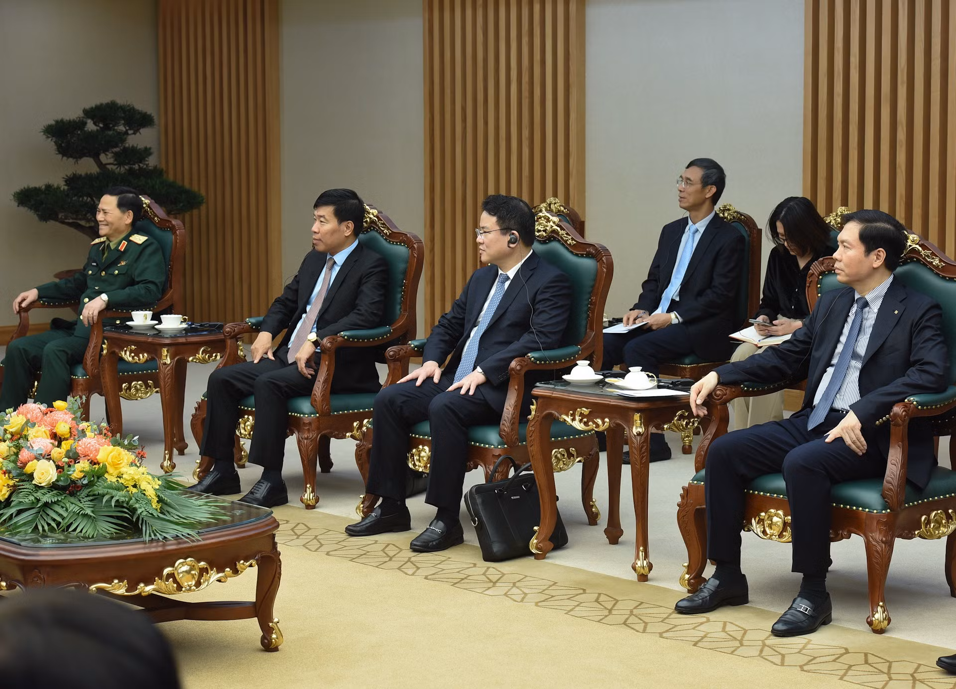 Representantes del Gobierno anfitrión.