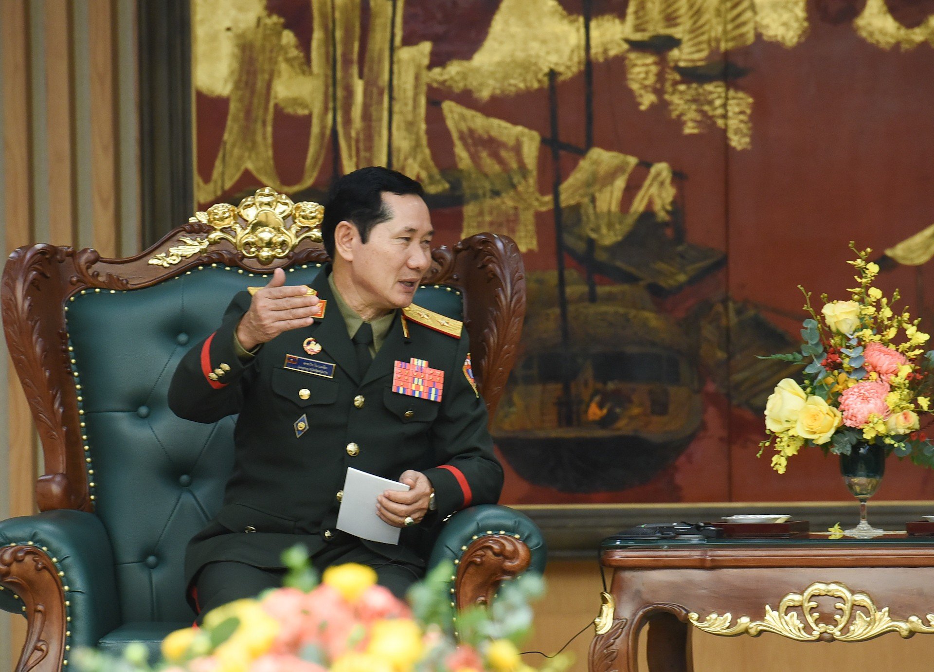 El jefe castrense laosiano habla en el encuentro.