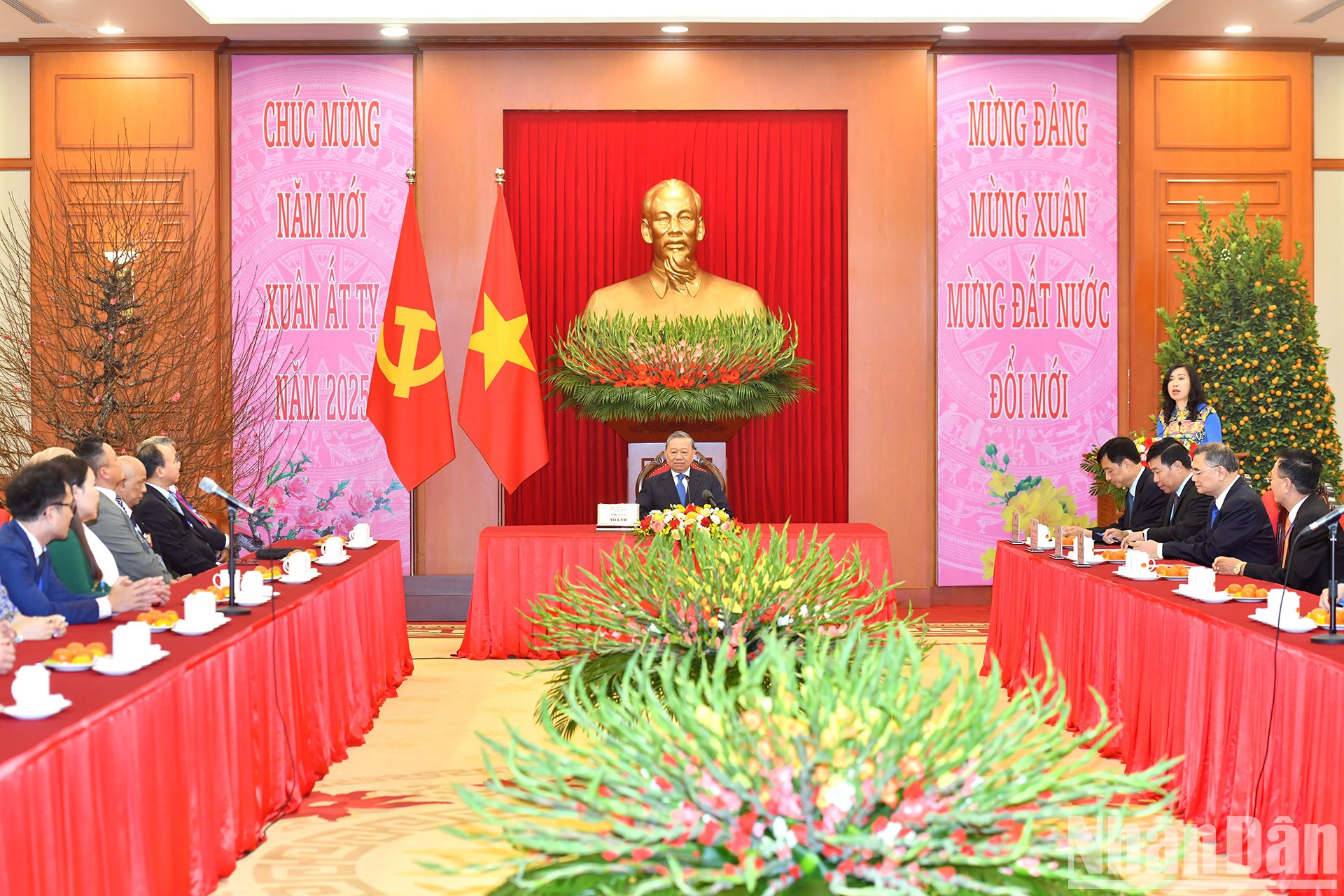 Escena de la reunión entre To Lam y representantes de la comunidad vietnamita en el exterior para el programa “Primavera de la Patria” 2025.