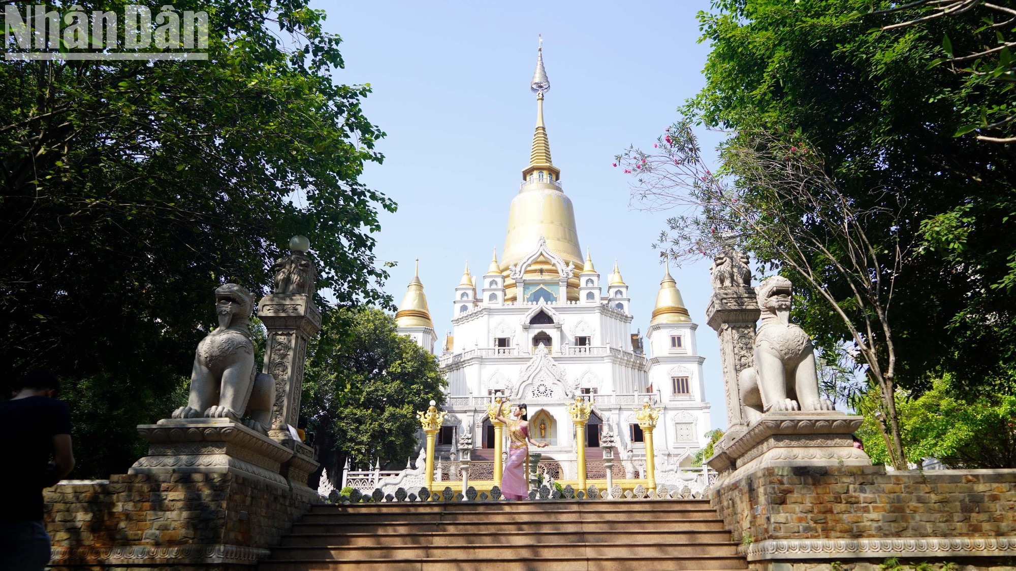 La pagoda fue construida en 1942 y, tras numerosas reparaciones, adquirió su aspecto actual. Sus estupas doradas, con una arquitectura similar a la de muchos templos budistas en Tailandia, le valieron el apodo de "pagoda tailandesa".