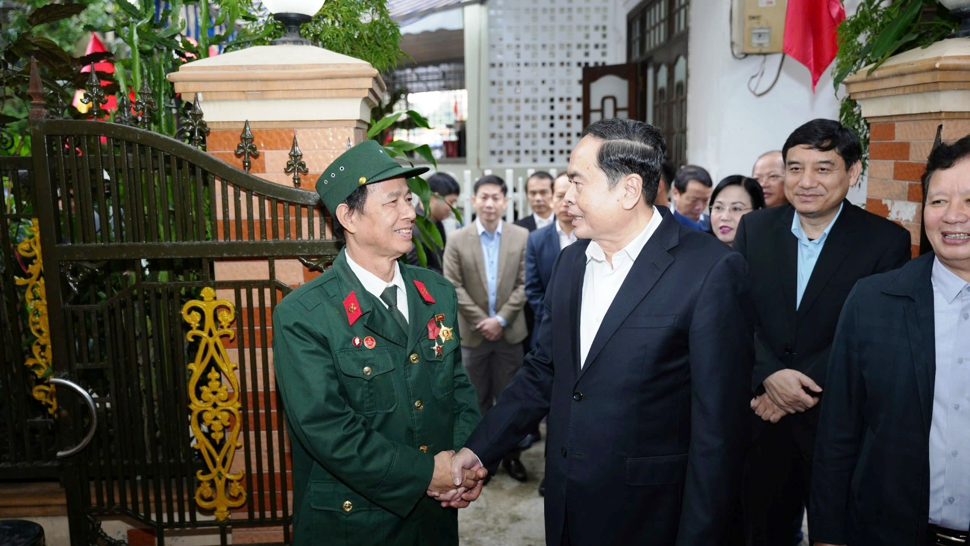 El dirigente visita a familias beneficiarias de las políticas preferenciales del Gobierno e inválidos de guerra en Hue.