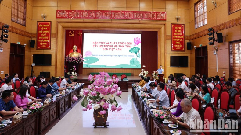 Panorama de un seminario sobre la conservación y el desarrollo del loto de Tay Ho en el ecosistema vietnamita de esa misma especie. Panorama de un seminario sobre la conservación y el desarrollo del loto de Tay Ho en el ecosistema vietnamita de esa misma especie.
