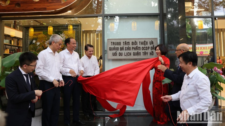 El centro sirve de lugar de promoción, encuentro empresarial y venta de productos de Tay Ho y regiones de todo el país, además de aportar a la conservación y aplicación de los valores culturales tradicionales en beneficio del turismo. El centro sirve de lugar de promoción, encuentro empresarial y venta de productos de Tay Ho y regiones de todo el país, además de aportar a la conservación y aplicación de los valores culturales tradicionales en beneficio del turismo.