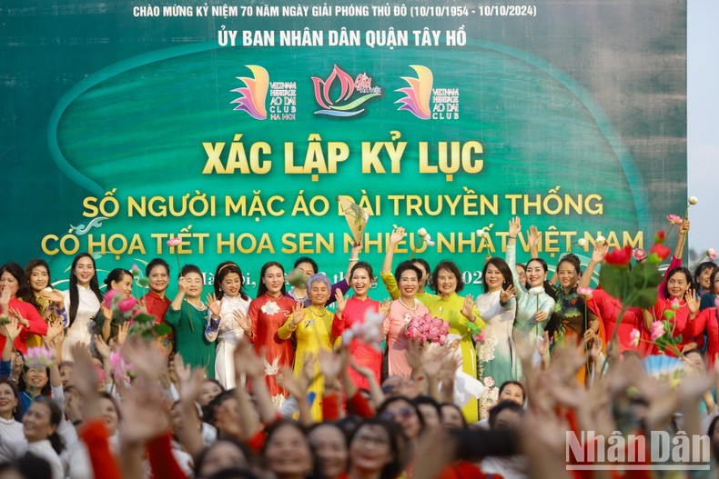 El récord “El mayor número de personas vestidas de ‘ao dai’ con patrones de loto en Vietnam” se establece gracias a la participación de más de mil ciudadanas de todas las edades. El récord “El mayor número de personas vestidas de ‘ao dai’ con patrones de loto en Vietnam” se establece gracias a la participación de más de mil ciudadanas de todas las edades.