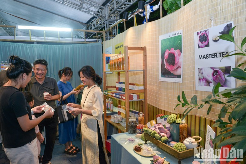 Según la artesana Chau Giang, dedicada a la aromatización del té con flores de loto en Tay Ho, la infusión de esta bebida es un oficio tradicional de los pobladores locales. El té perfumado con flores de loto, especialmente las cultivadas en el lago Dam Tri, es popular por la pureza de su fragancia. Según la artesana Chau Giang, dedicada a la aromatización del té con flores de loto en Tay Ho, la infusión de esta bebida es un oficio tradicional de los pobladores locales. El té perfumado con flores de loto, especialmente las cultivadas en el lago Dam Tri, es popular por la pureza de su fragancia.