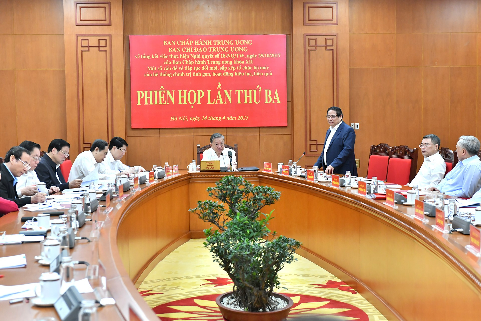 El miembro del Buró Político del Comité Central del PCV y primer ministro, Pham Minh Chinh.