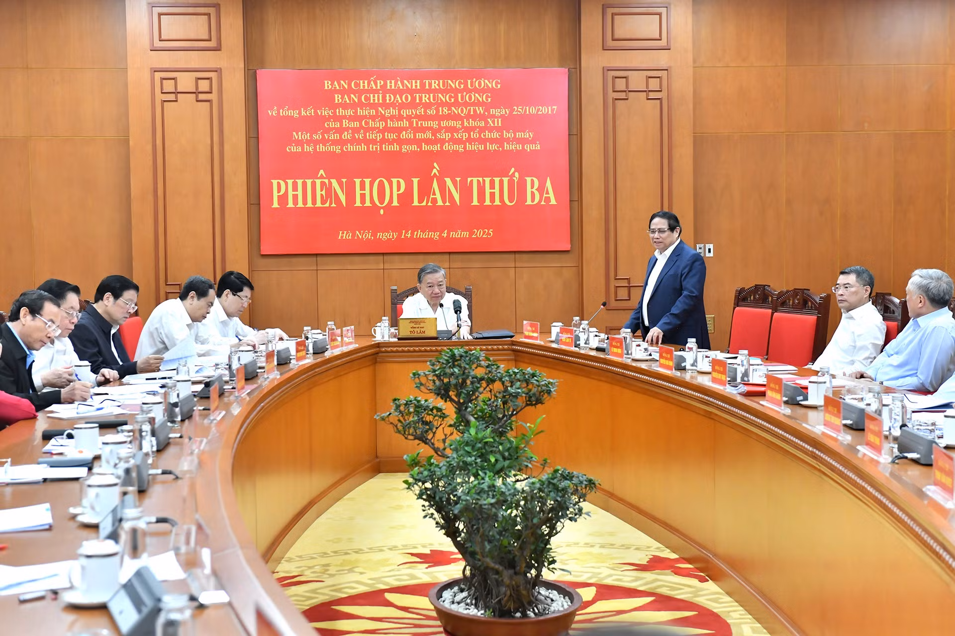 El miembro del Buró Político del Comité Central del PCV y primer ministro, Pham Minh Chinh.