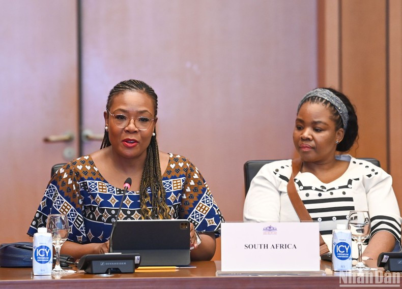 La auditora general de Sudáfrica, Tsakani Maluleke, interviene en la cita.